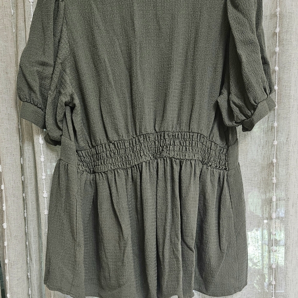 Green Button-Up Women's Top - Picture 2 of 4